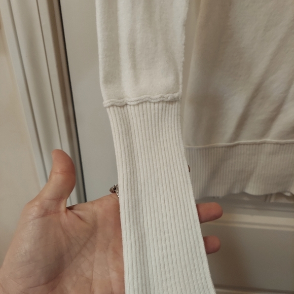 Guess sweater worn a few times. Super soft - Picture 2 of 8